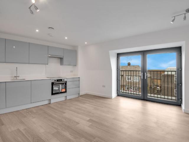 High Street, Rayleigh SS6, 2 bed flat to rent, £1,475 pcm | PrimeLocation