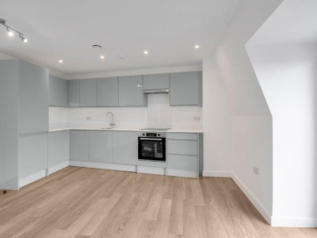 High Street, Rayleigh SS6, 2 bed flat to rent, £1,475 pcm | PrimeLocation
