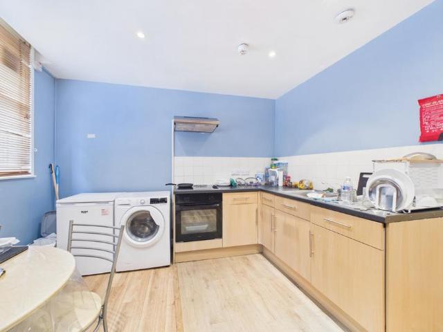 High Street, Reading, Berkshire, RG1 1 bed flat to rent £1,100 pcm £254 pw