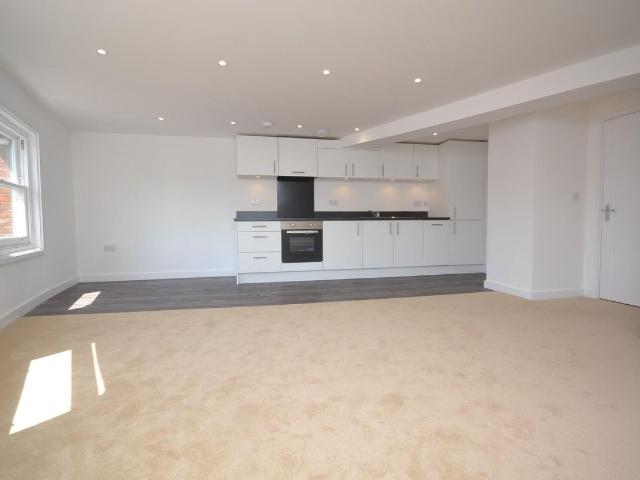 High Street, Reading RG1, 2 bed flat to rent, £1,550 pcm | PrimeLocation