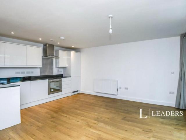 High Street, Redhill, RH1 1 bed flat to rent £1,375 pcm £317 pw