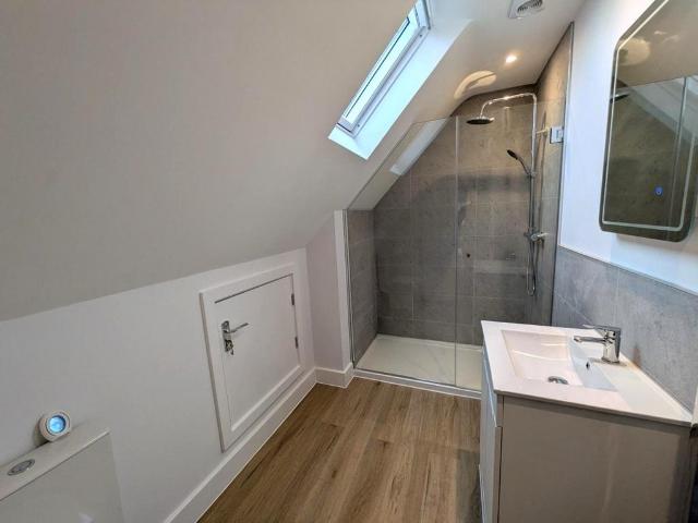 High Street, Reigate House share to rent £1,000 pcm £231 pw