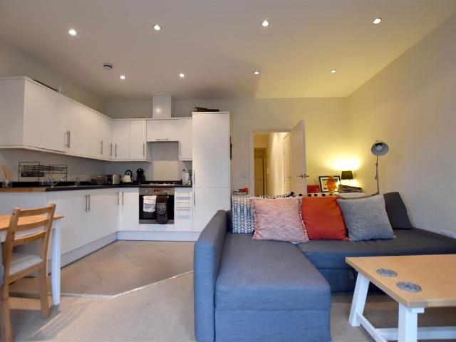 High Street, Reigate RH2, 1 bed flat to rent, £1,200 pcm | PrimeLocation