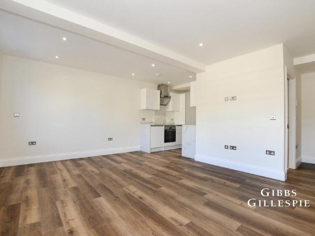 High Street, Rickmansworth. Studio to rent £1,325 pcm £306 pw