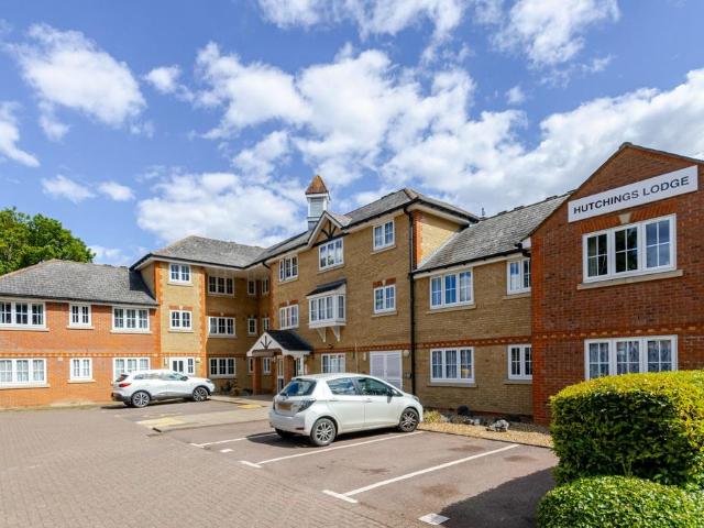 High Street, Rickmansworth WD3 2 bed flat to rent £1,550 pcm £358 pw