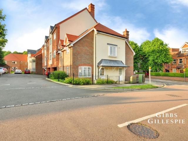 High Street, Rickmansworth. 2 bed flat to rent £1,700 pcm £392 pw