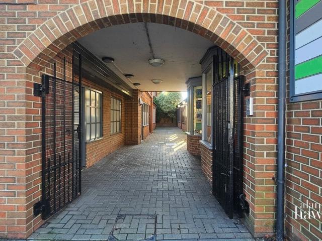 High Street, Royal Wootton Bassett SN4, 2 bed flat to rent, £1,100 pcm | PrimeLocation