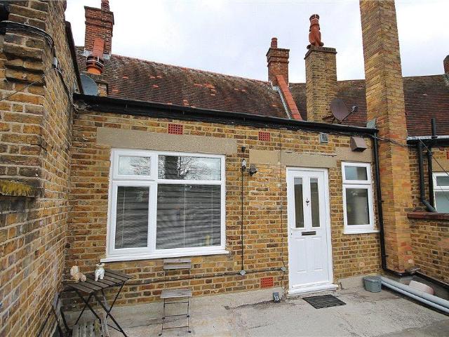 High Street, Ruislip, HA4 2 bed apartment to rent £1,750 pcm £404 pw