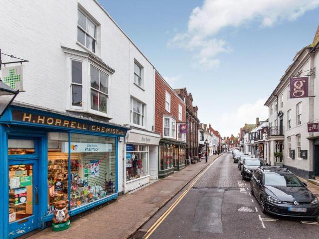 High Street, Rye, East Sussex, TN31 2 bed flat to rent £1,000 pcm £231 pw