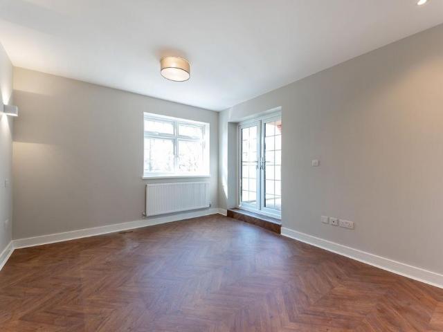 High Street, Shepperton, TW17 1 bed flat to rent £1,700 pcm £392 pw