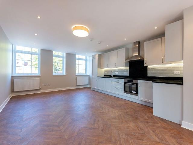High Street, Shepperton TW17, 1 bed flat to rent, £1,700 pcm | PrimeLocation