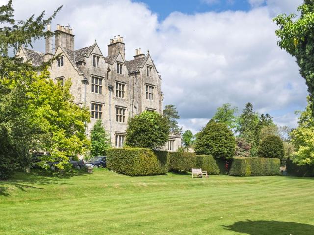 High Street, Shipton Under Wychwood OX7, 2 bed flat to rent, £2,250 pcm | PrimeLocation