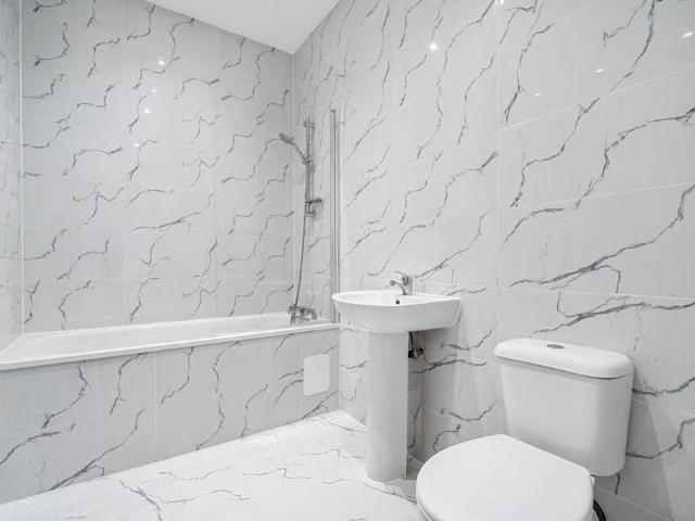 High Street Sittingbourne ME10 1 bed flat to rent £895 pcm £207 pw