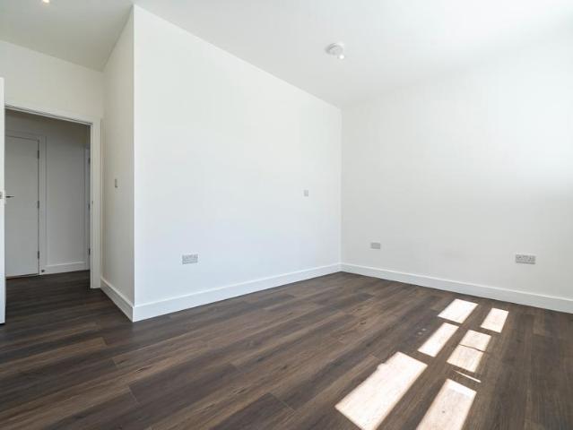 High Street, Sittingbourne, ME10 2 bed flat to rent £1,440 pcm £332 pw