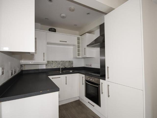 High Street, Sittingbourne, Kent. 2 bed flat to rent £1,150 pcm £265 pw