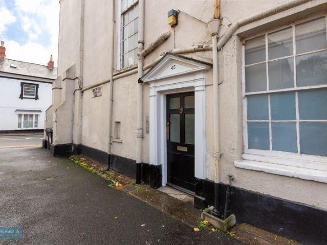 High Street, Somerset TA21 Studio to rent £595 pcm £137 pw