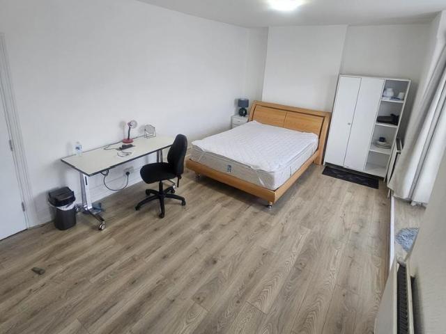 High Street South, London E6 1 bed in a house share to rent £900 pcm £208 pw