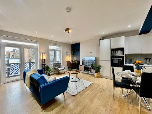 High Street, Southend On Sea 2 bed apartment to rent £1,750 pcm £404 pw