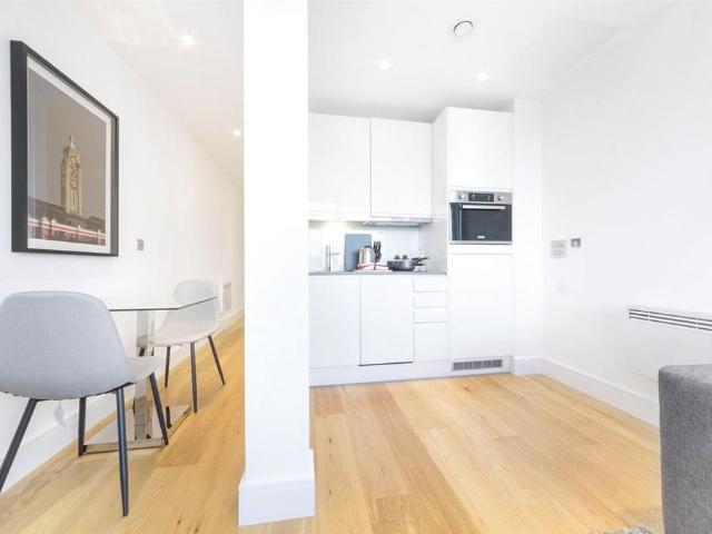 High Street, Slough SL1 Studio to rent £1,100 pcm £254 pw