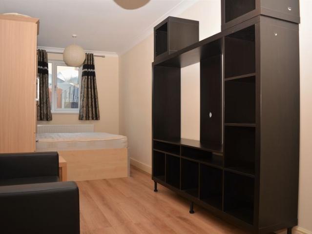 High Street, Slough SL1, Studio to rent, £950 pcm | PrimeLocation