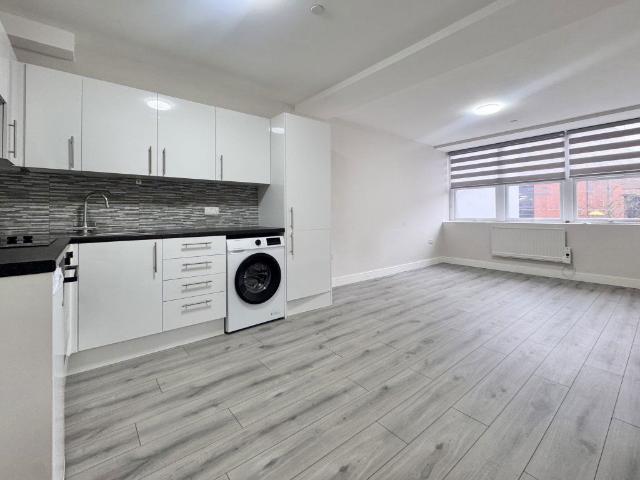High Street, Slough SL1, 1 bed flat to rent, £1,050 pcm | PrimeLocation
