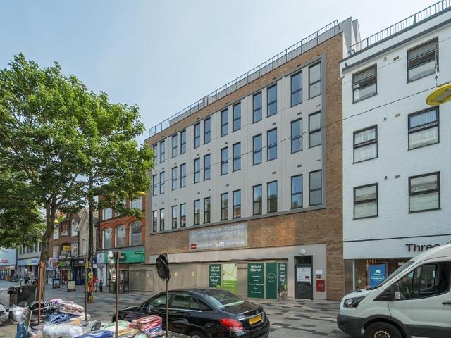 High Street Slough SL1 1 bed flat to rent £1,300 pcm £300 pw