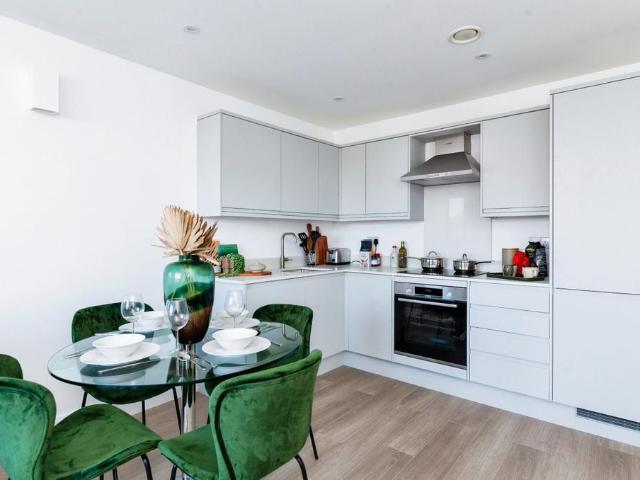 High Street Slough SL1 1 bed flat to rent £1,400 pcm £323 pw