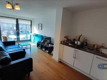High Street, Slough, SL1 2 bed flat to rent £1,650 pcm £381 pw