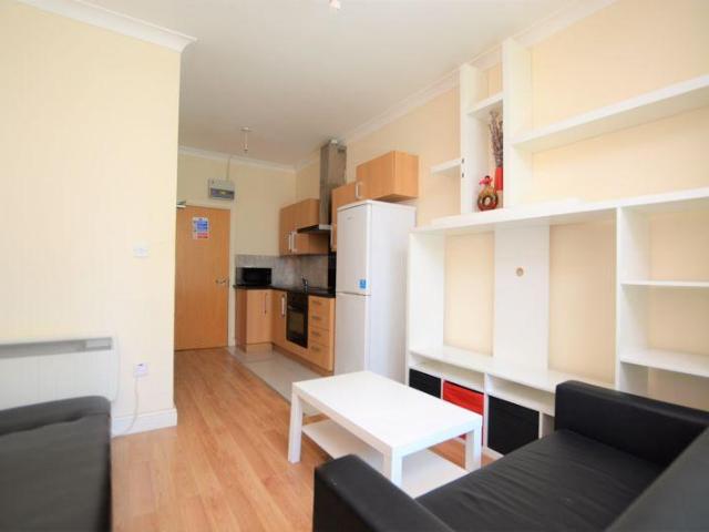 High Street, Slough Studio to rent £1,025 pcm £237 pw