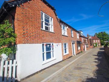 High Street, SO31 2 bed flat to rent £1,195 pcm £276 pw
