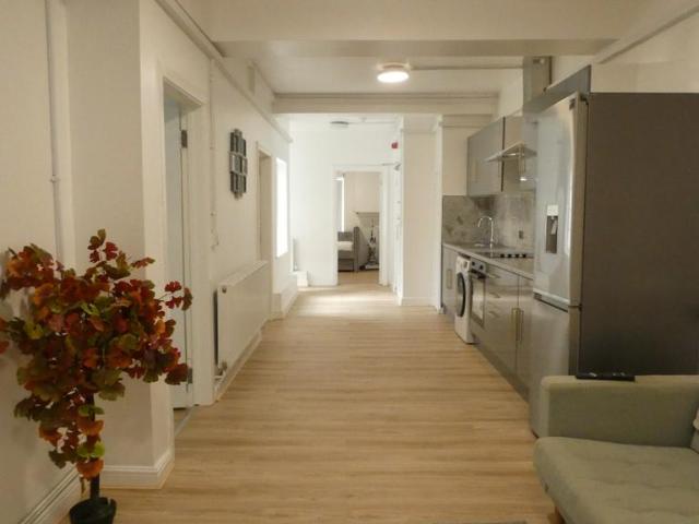 High Street, Swansea SA1 3 bed flat to rent £1,800 pcm £415 pw