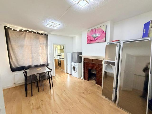 High Street, Staines upon Thames TW18 3 bed flat to rent £1,895 pcm £437 pw
