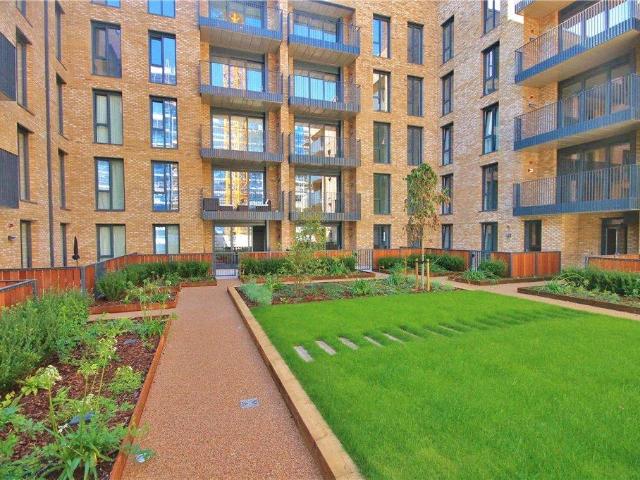 High Street, Staines upon Thames. 2 bed apartment to rent £1,900 pcm £438 pw