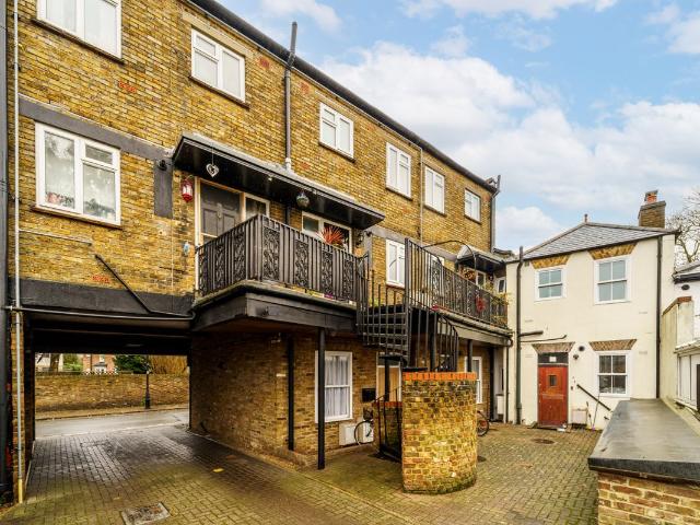 High Street, Stanwell Village TW19, 1 bed maisonette to rent, £1,300 pcm | PrimeLocation