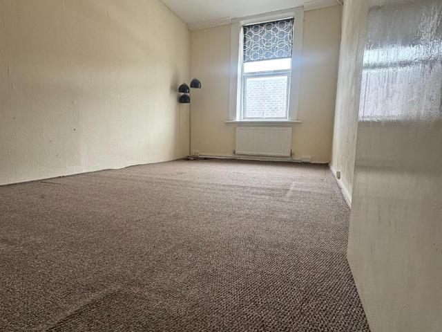 High Street, Strood ME2 3 bed flat to rent £1,300 pcm £300 pw