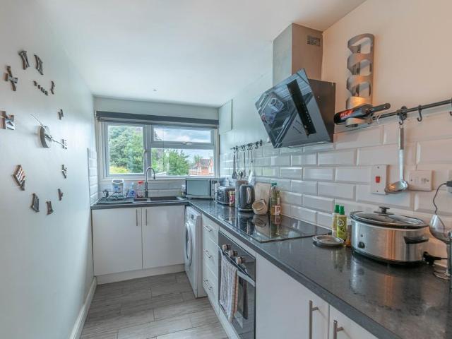 High Street, Studley, Warwickshire, B80 2 bed apartment to rent £900 pcm £208 pw