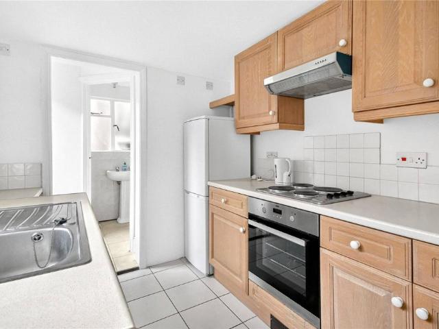 High Street, Sunninghill, Ascot. 2 bed semi detached house to rent £1,800 pcm £415 pw