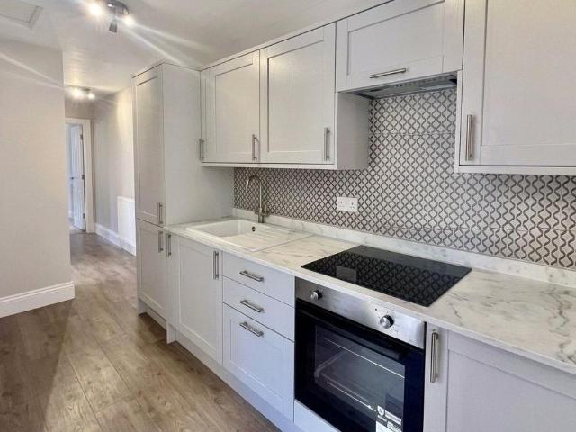 High Street, Sunninghill, Ascot, SL5 2 bed flat to rent £1,550 pcm £358 pw