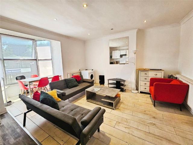 High Street, Surrey TW20 5 bed flat to rent £2,800 pcm £646 pw