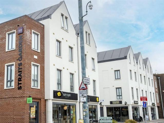 High Street, Surrey TW20 1 bed flat to rent £1,729 pcm £399 pw
