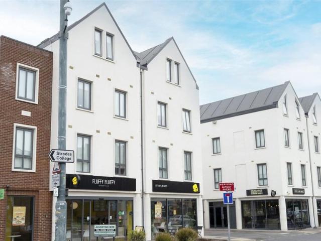 High Street, Surrey TW20 1 bed flat to rent £1,209 pcm £279 pw