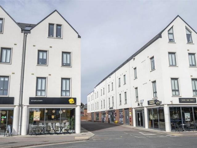 High Street, Surrey TW20 1 bed flat to rent £1,296 pcm £299 pw