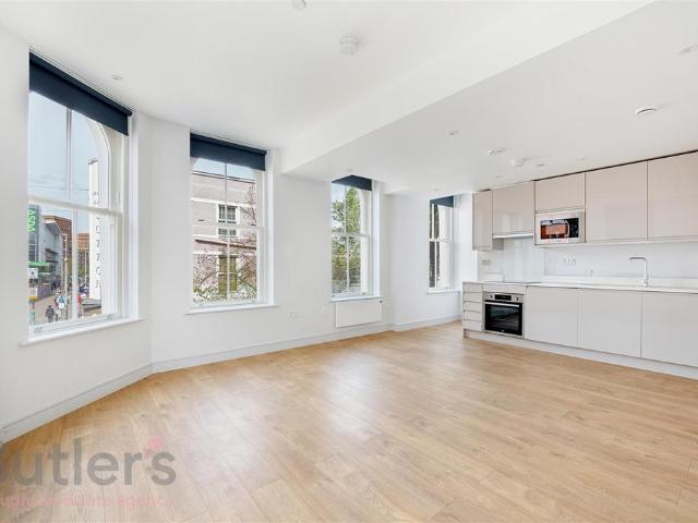 High Street, Sutton 3 bed flat to rent £2,050 pcm £473 pw