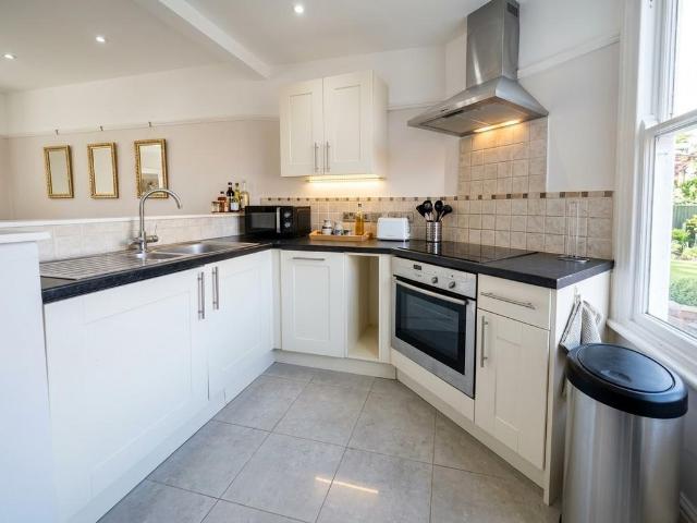 High Street, Sutton Coldfield, B72 2 bed apartment to rent £1,150 pcm £265 pw