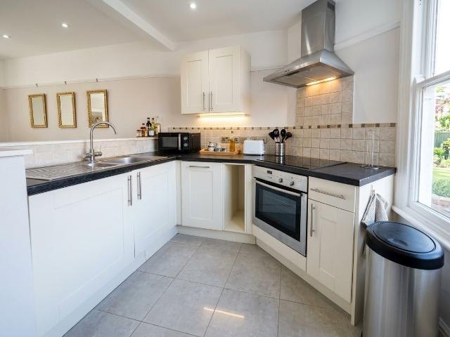 High Street, Sutton Coldfield B72, 2 bed flat to rent, £1,150 pcm | PrimeLocation