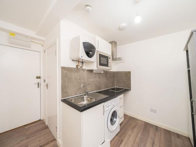 High Street, Sutton SM1, 1 bed flat to rent, £950 pcm | PrimeLocation
