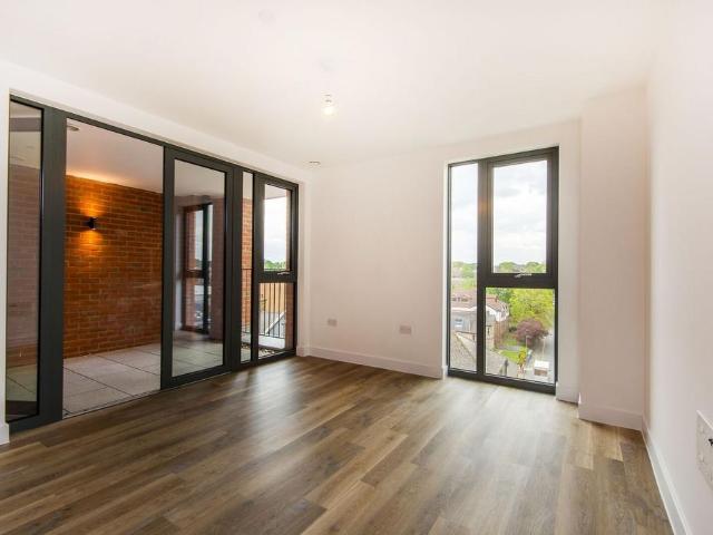 High Street, Sutton, SM1 1 bed flat to rent £1,525 pcm £352 pw