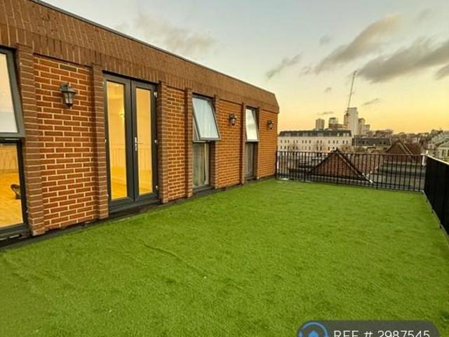 High Street, Sutton, SM1 2 bed penthouse to rent £1,800 pcm £415 pw