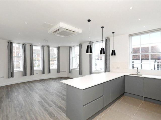 High Street, SW19 2 bed flat to rent £3,300 pcm £762 pw