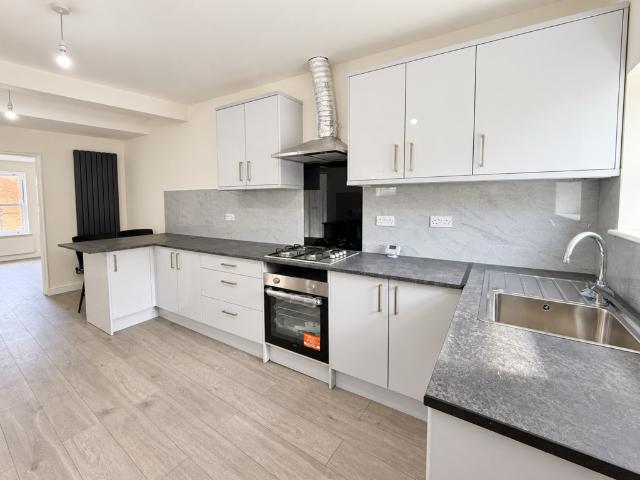 High Street, Syston, Leicester LE7 3 bed flat to rent £1,250 pcm £288 pw